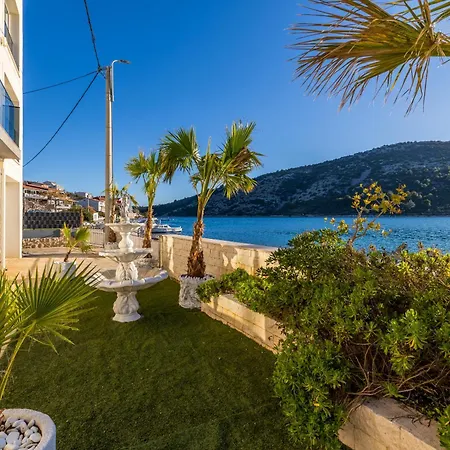 Beachfront Luxury Villa *