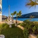 Beachfront Luxury Villa *