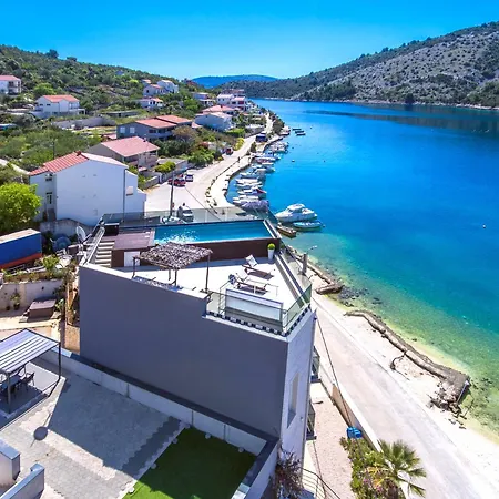 Beachfront Luxury Villa *