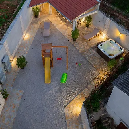 Beachfront Luxury Villa *